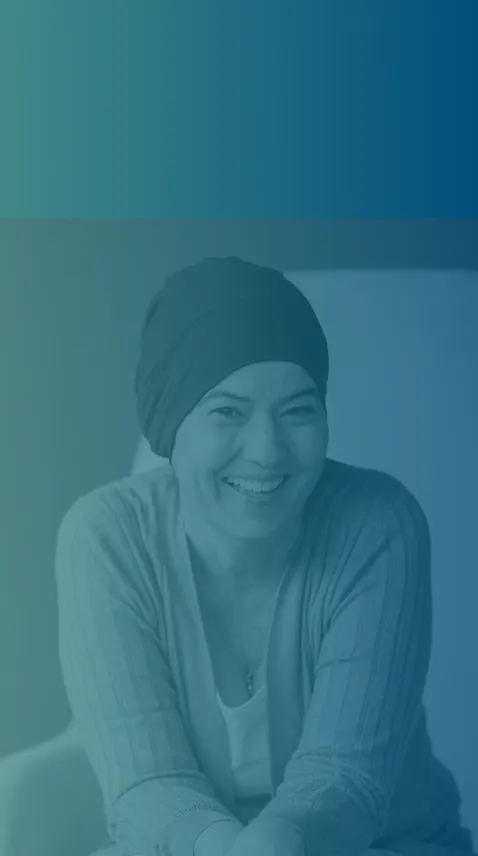 Persona sonriente durante su proceso de tratamiento