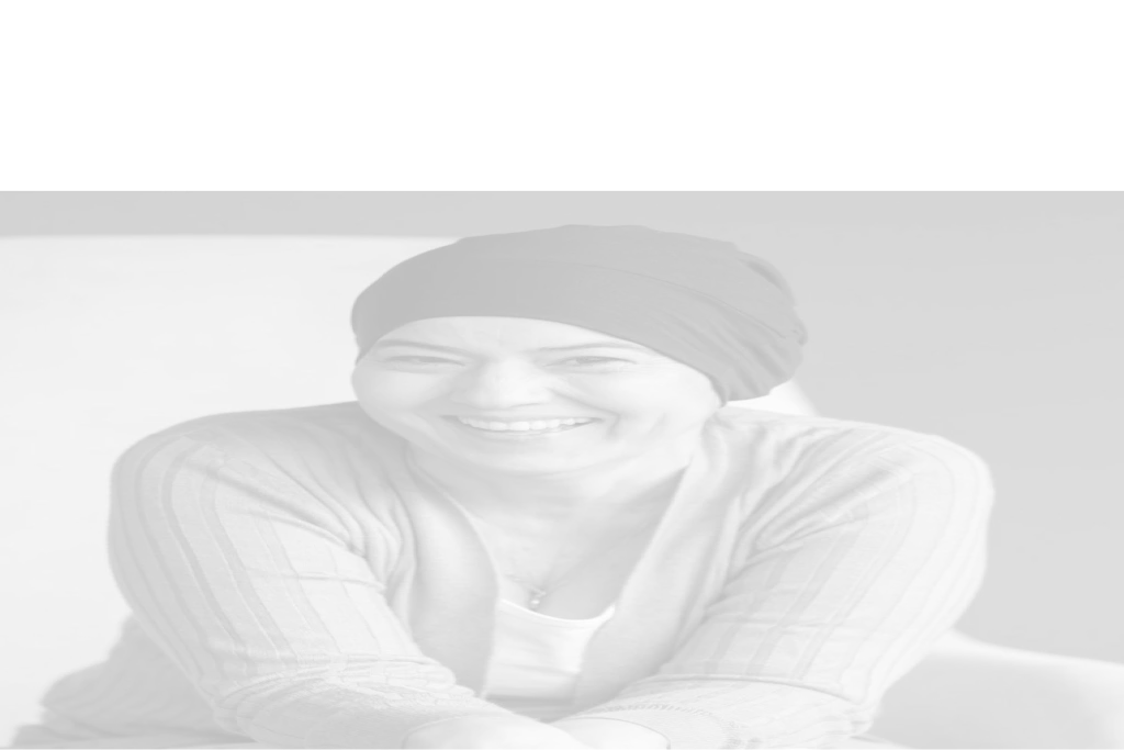 Mujer sonriente durante su proceso de tratamiento